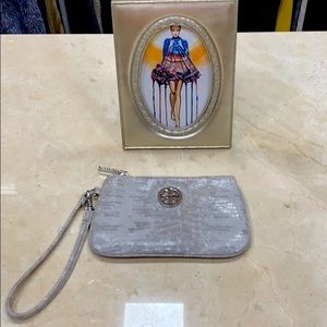 TORY BURCH MILLER WRISTLET/POUCH IN LIGHT GRAY 🐍